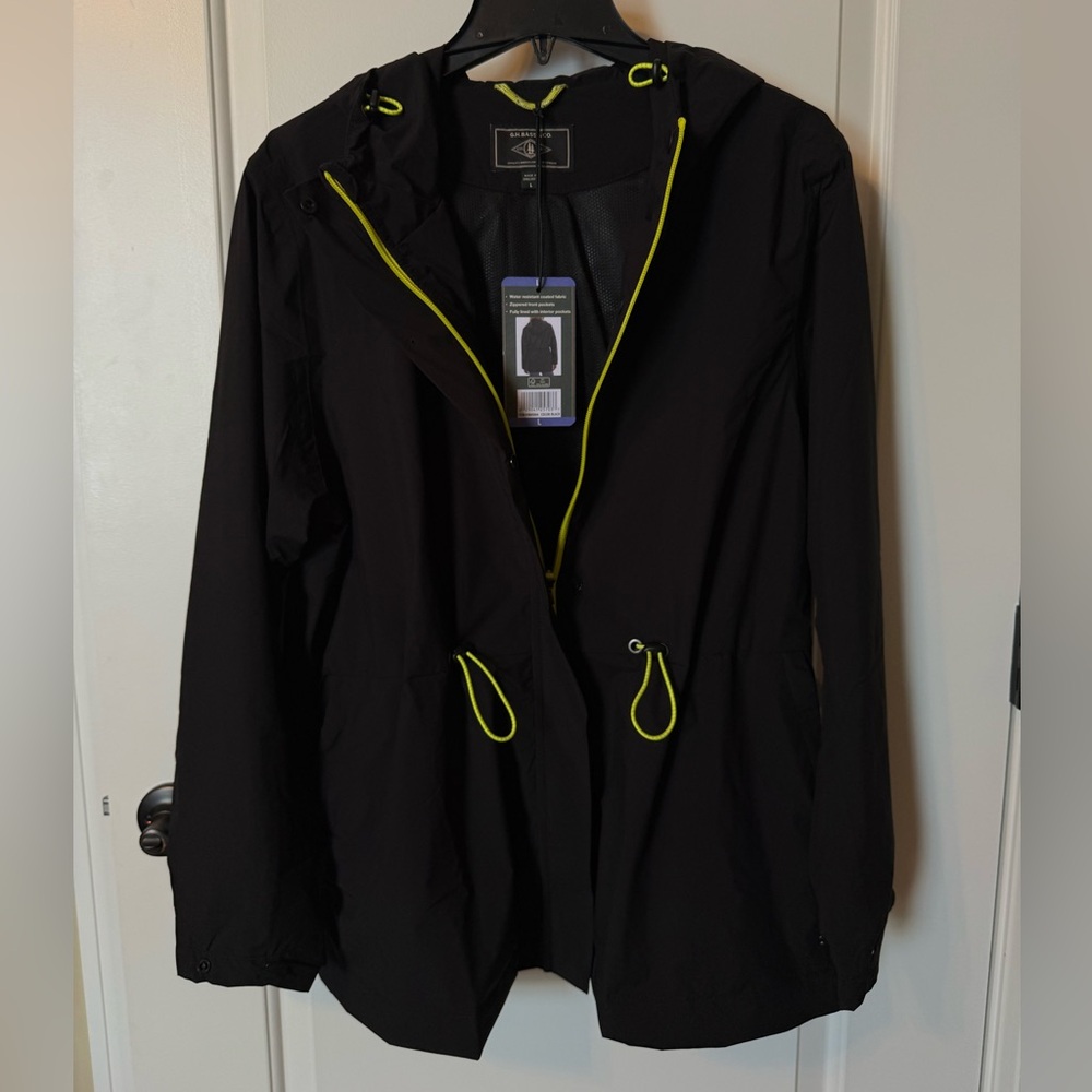 NWT G.H. Bass & Co. Woman’s Anorak Black Rain Jacket with Yellow Trim Size L